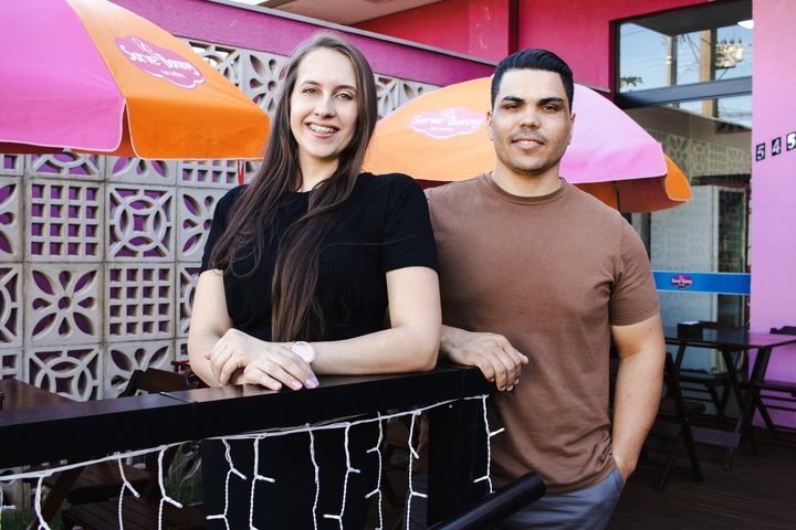 Rangel e Dalília, o Casal do Sorvete, na frente da Sorvebonny, com guarda-sóis da marca ao fundo